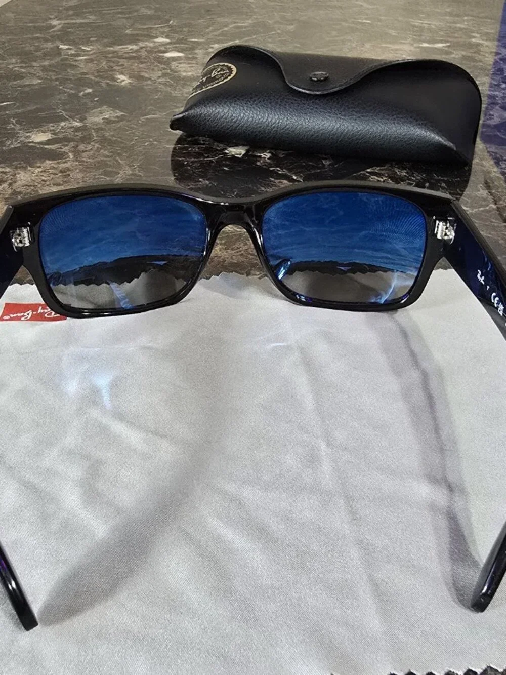 Ray-Ban Wayfarer Classic Polarized Sunglasses RB 4388 601/71 58-18